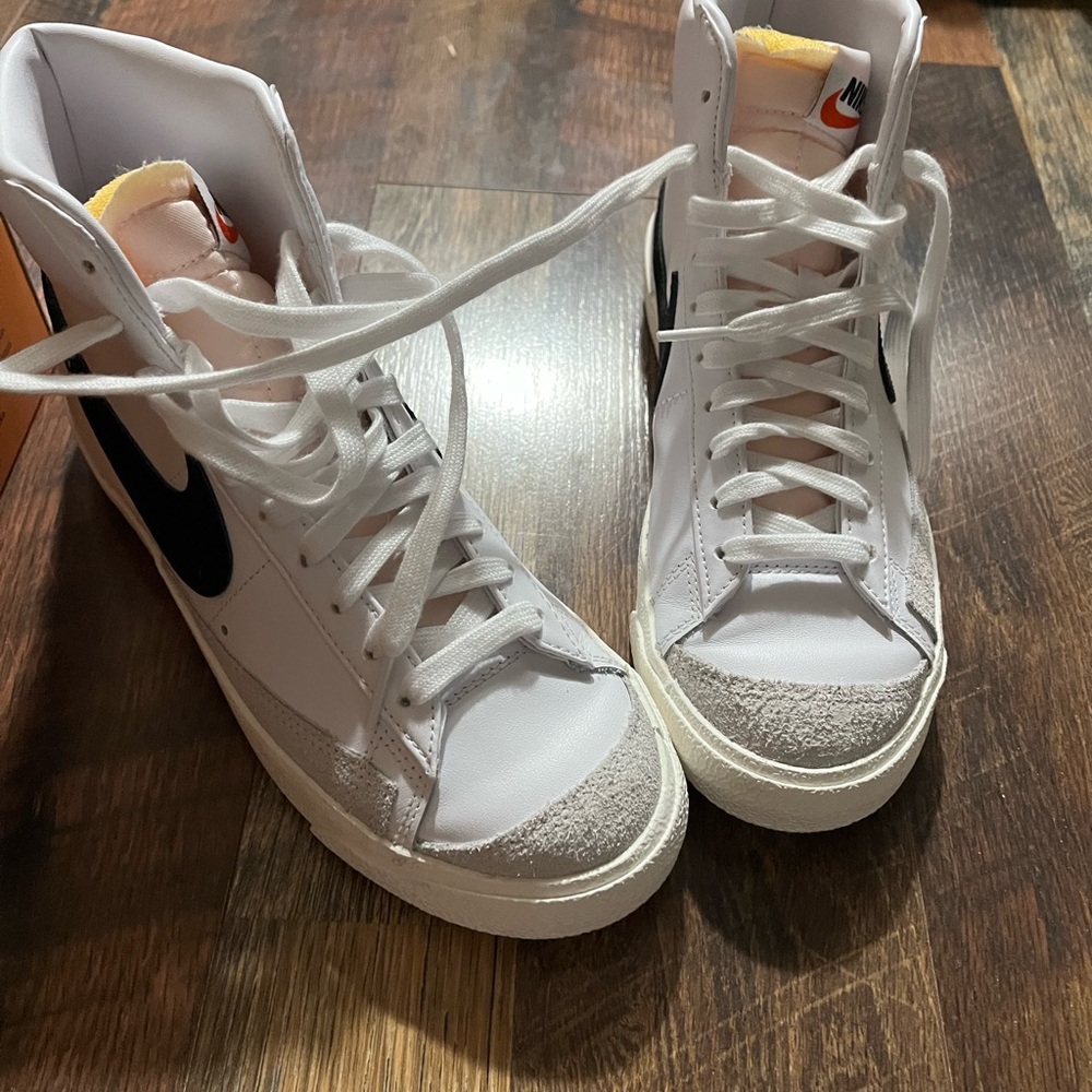 Nike Blazer Mid '77 in White and Black